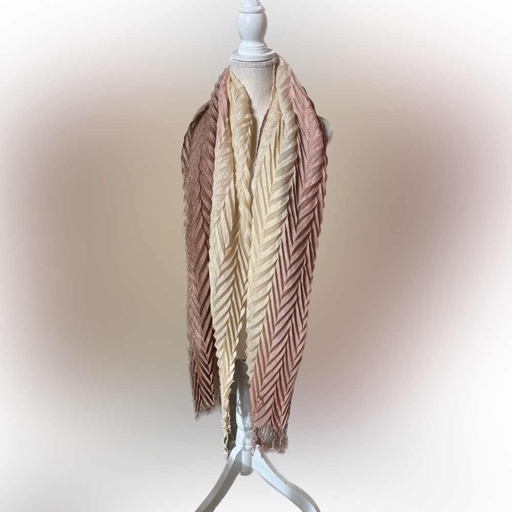 NWOT Cute Embossed Lightweight Fringe Scarf - Picture 2 of 3